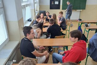 Zväčšiť fotografiu - Beseda s politológom